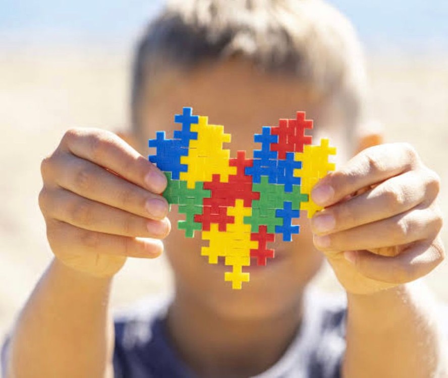 Criança com autismo ficaram sem atendimento por cancelamento unilateral dos planos de saúde