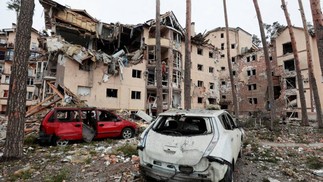 Um edifício residencial destruído por bombardeios recentes na cidade de Irpin, na região de Kiev  — Foto: SERHII NUZHNENKO / REUTERS