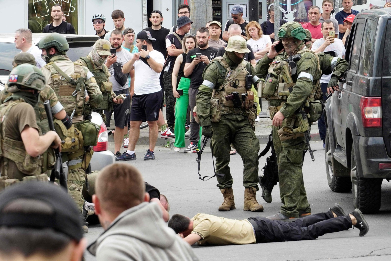 Membros do grupo Wagner detêm um homem na cidade de Rostov-on-Don, em 24 de junho de 2023 — Foto: STRINGER / AFP