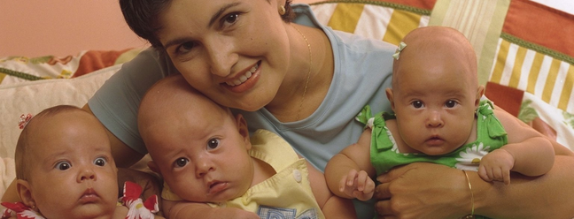 Fátima Bernardes e trigêmeos, 1998 — Foto: Ana Branco