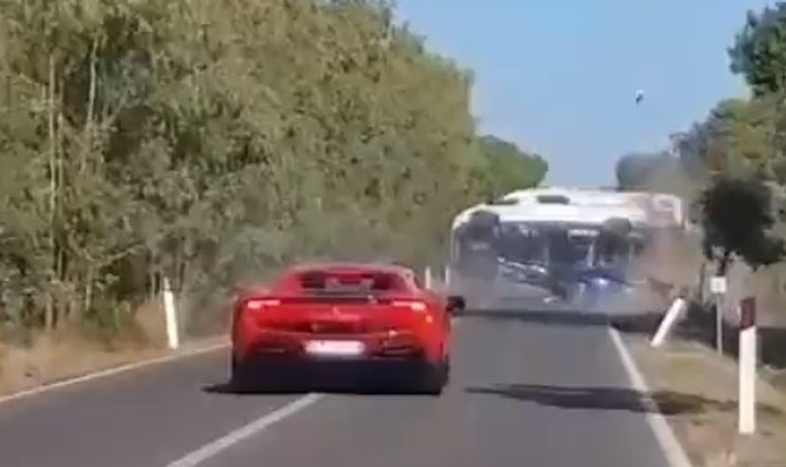 Ferrari se choca com Lamborghini durante 'corrida de luxo' em estrada da Sardenha e faz van capotar