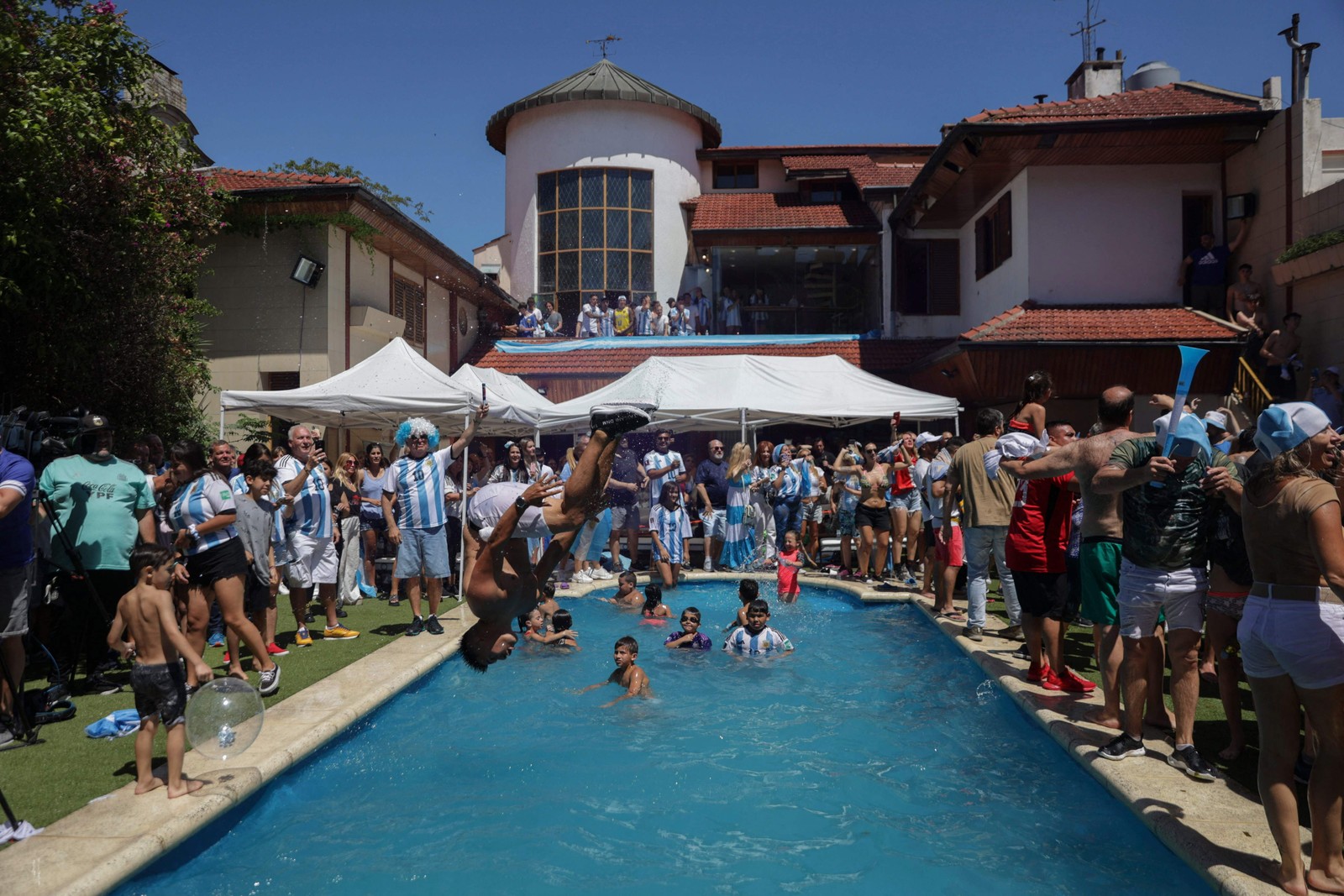 Argentinos celebram vitória na antiga casa de Maradona, em Buenos Aires — Foto: TOMAS CUESTA / AFP