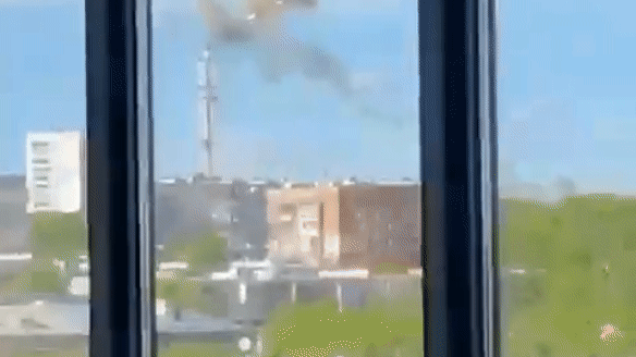 Ataque aéreo russo atinge, em 22 de abril de 2024, a torre de transmissão de TV da segunda maior cidade da Ucrânia, Kharkiv — Foto: Reprodução