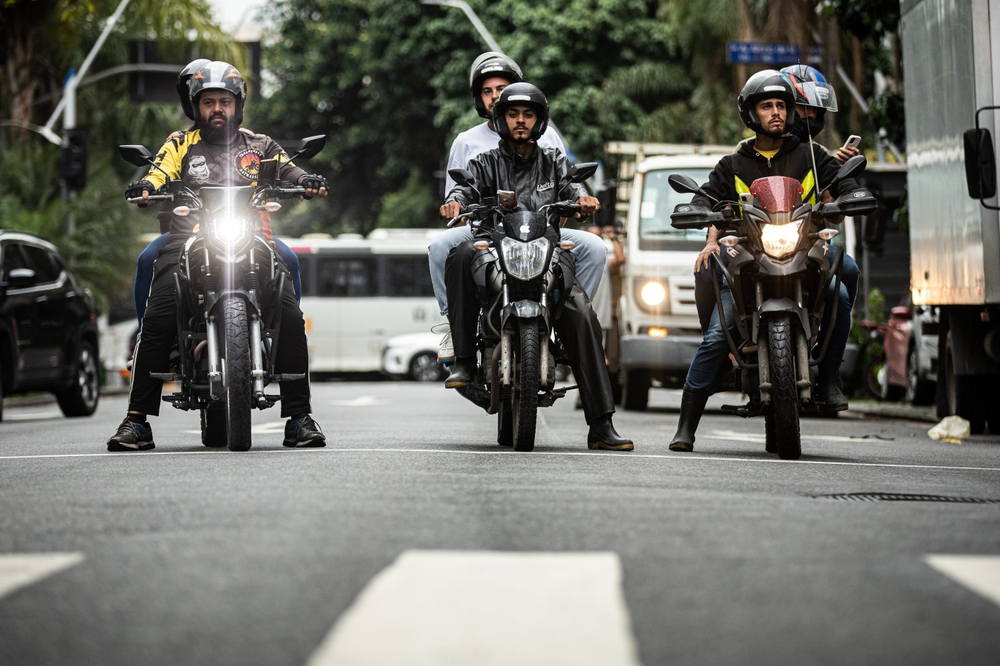 Por dia, há motociclistas que lidam com uma alta rotatividade na garupa. Protocolo de postura costuma ser passado passageiros, como onde segurar — Foto: Hermes de Paula