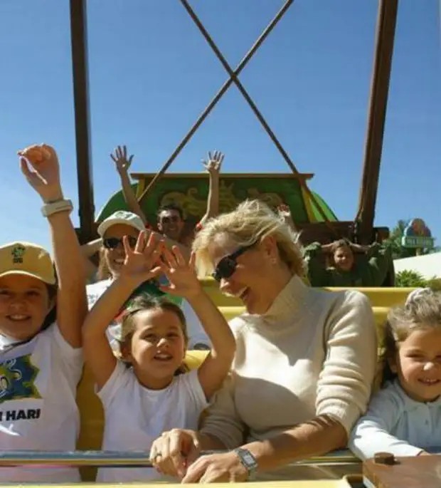 Xuxa comemora o aniversário da filha em uma parque de diversões em São Paulo — Foto: Reprodução Internet