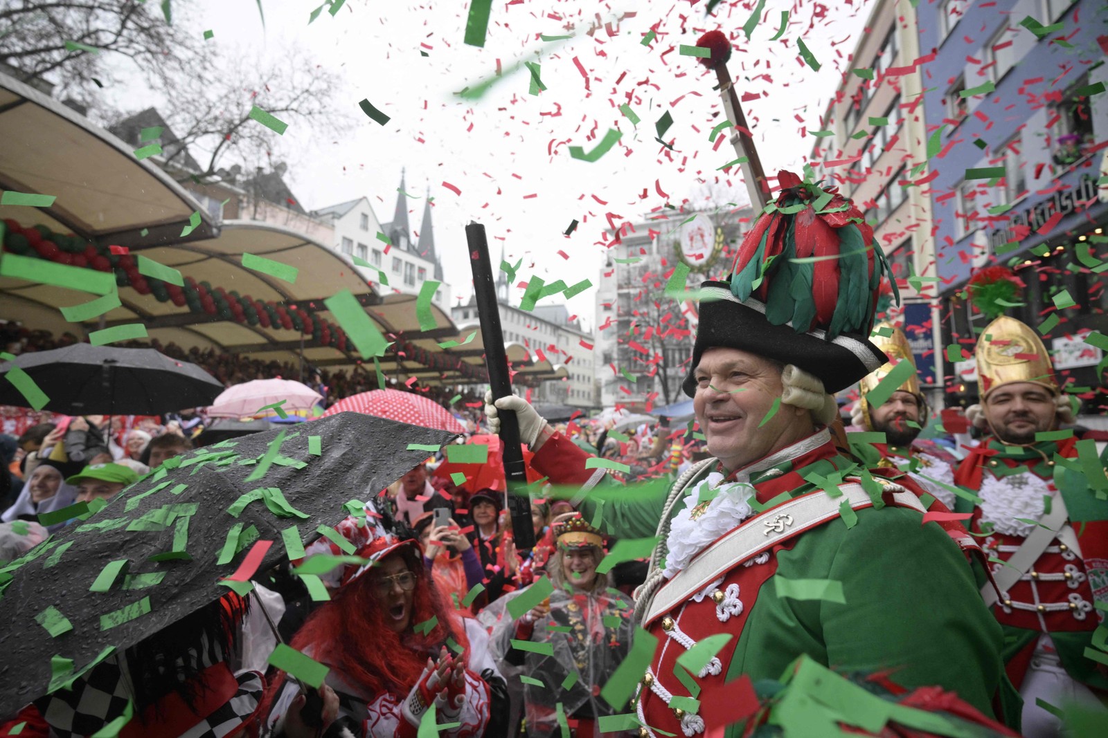 Foliões no carnaval de Colônia, o mais tradicional da Alemanha, que completou 200 anos em 2023 — Foto: Sascha Schuermann / AFP