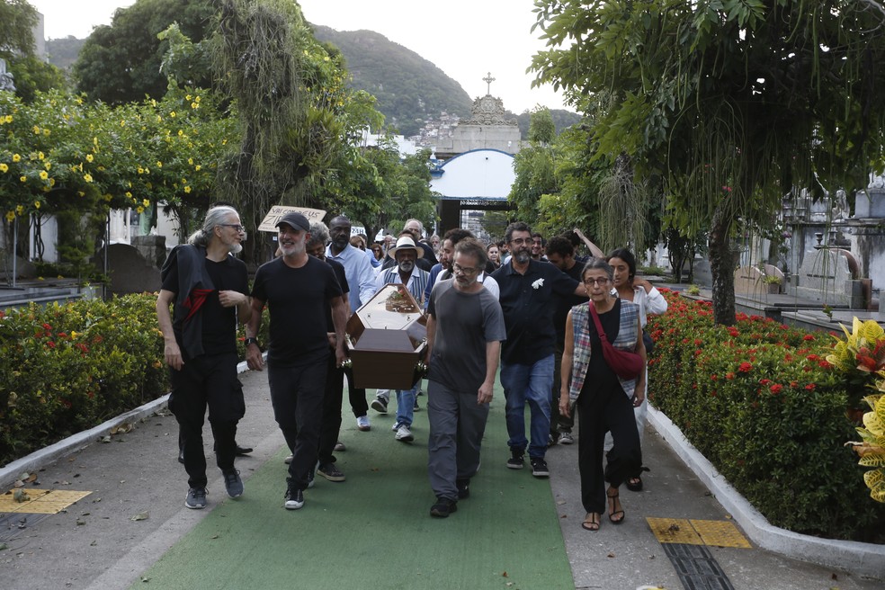 Familiares e amigos conduzem o corpo de Ziraldo até a sepultura, no Cemitério São João Batista, no Rio, no fim da tarde de domingo — Foto: Fabiano Rocha