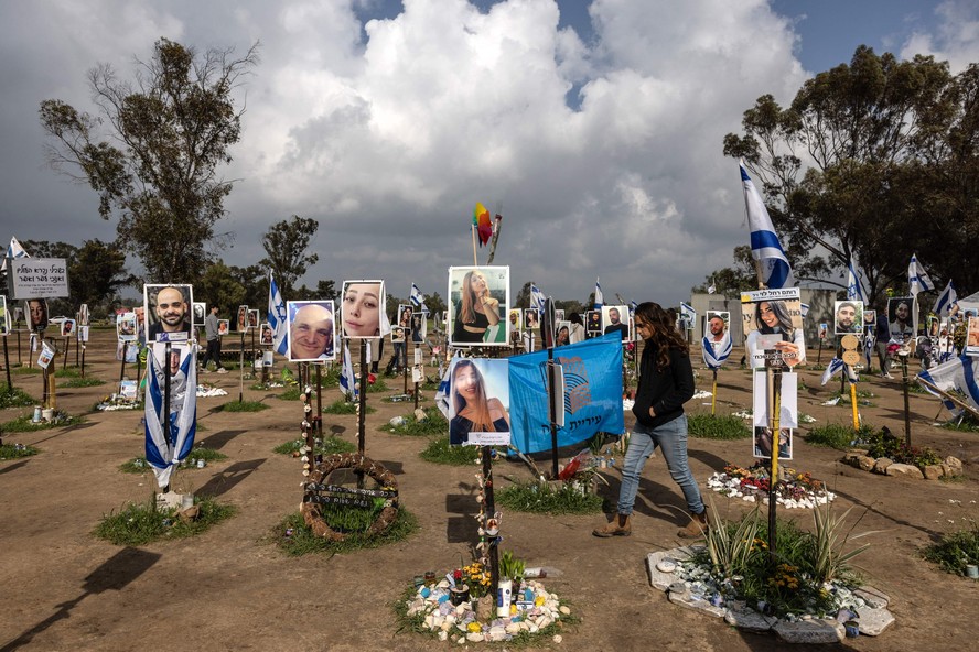 Pessoas visitam memorial às vítimas do ataque do Hamas contra a festa de música eletrônica Supernova, no dia 7 de outubro de 2023