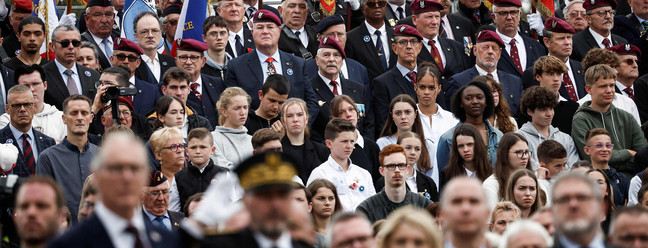 Militares e pessoas participam de uma cerimônia em homenagem aos setenta e sete pára-quedistas SAS das Forças Francesas Livres que morreram na Bretanha durante a Segunda Guerra Mundial, no memorial La Gree mill SAS (Serviço Aéreo Especial) em Plumelec, oeste da França, em 5 de junho, 2024, como parte das comemorações do "Dia D" que marcam o 80º aniversário do desembarque dos Aliados na Segunda Guerra Mundial na Normandia. — Foto: Benoit Tessier / POOL / AFP