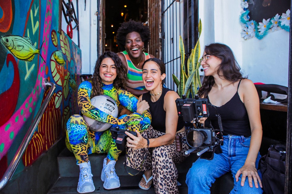 Emanuelle Araújo grava clipe de seu novo álbum solo com direção de Magali Moraes e Nanda Costa. Na foto, elas posam com a diretora de fotografia Maria Mango — Foto: Amanda Tropicana