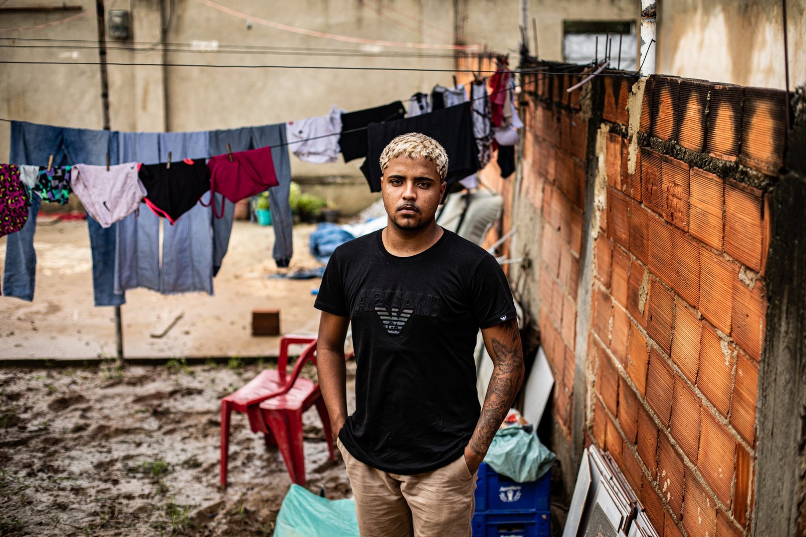 Marcos Vinicius de Souza, jovem que salvou família em carro arrastado pela enxurrada em Nova Iguaçu — Foto: Hermes de Paula / Agência O Globo