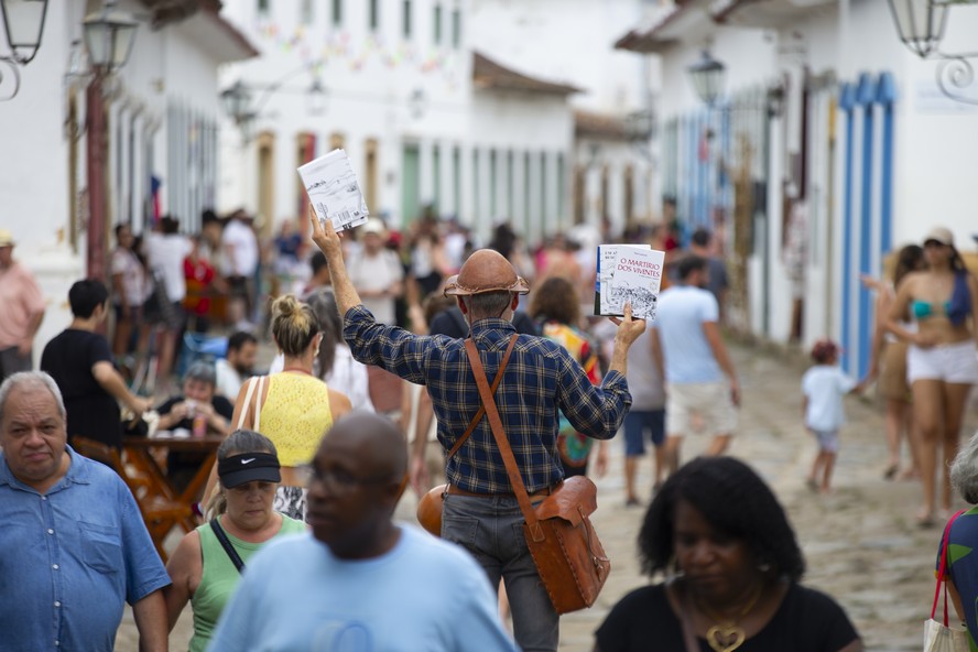 O poeta paraibano Paulo Cavalcante oferece suas obras ao público em Paraty