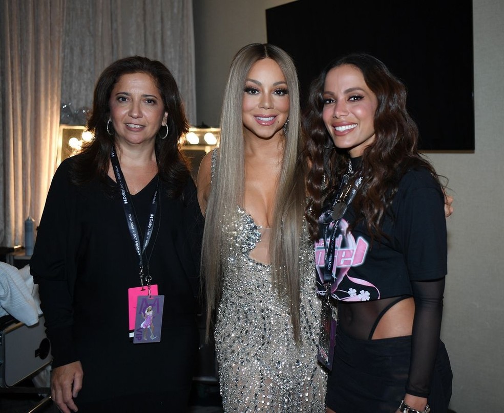 Anitta posou com Mariah Carey em bastidor de show — Foto: Reprodução Instagram