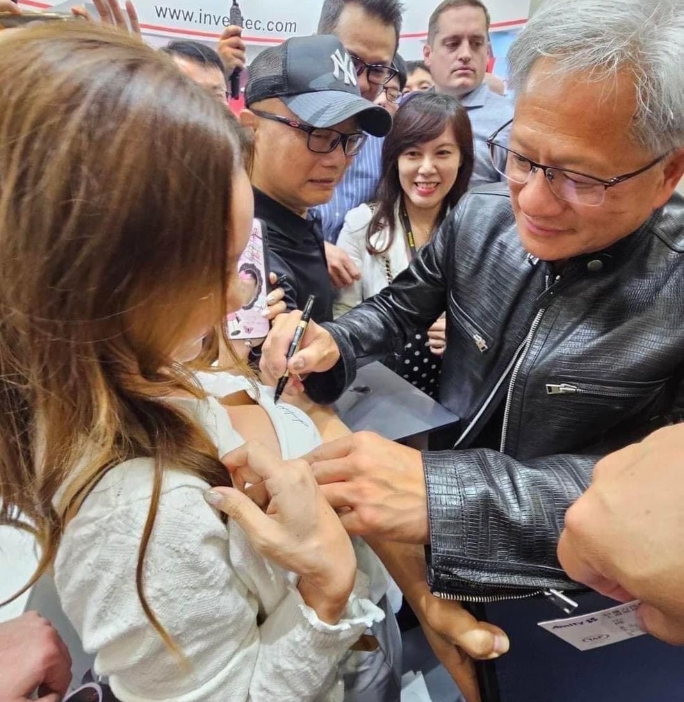 Huang, líder da Nvidia, atende pedido de fã para autografar seu peito — Foto: Reprodução/Threads