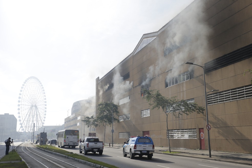 Barracão da Viradouro ficou em chamas após carro alegórico pegar fogo — Foto: Marcia Foletto / Agência O Globo / 30-04-2020