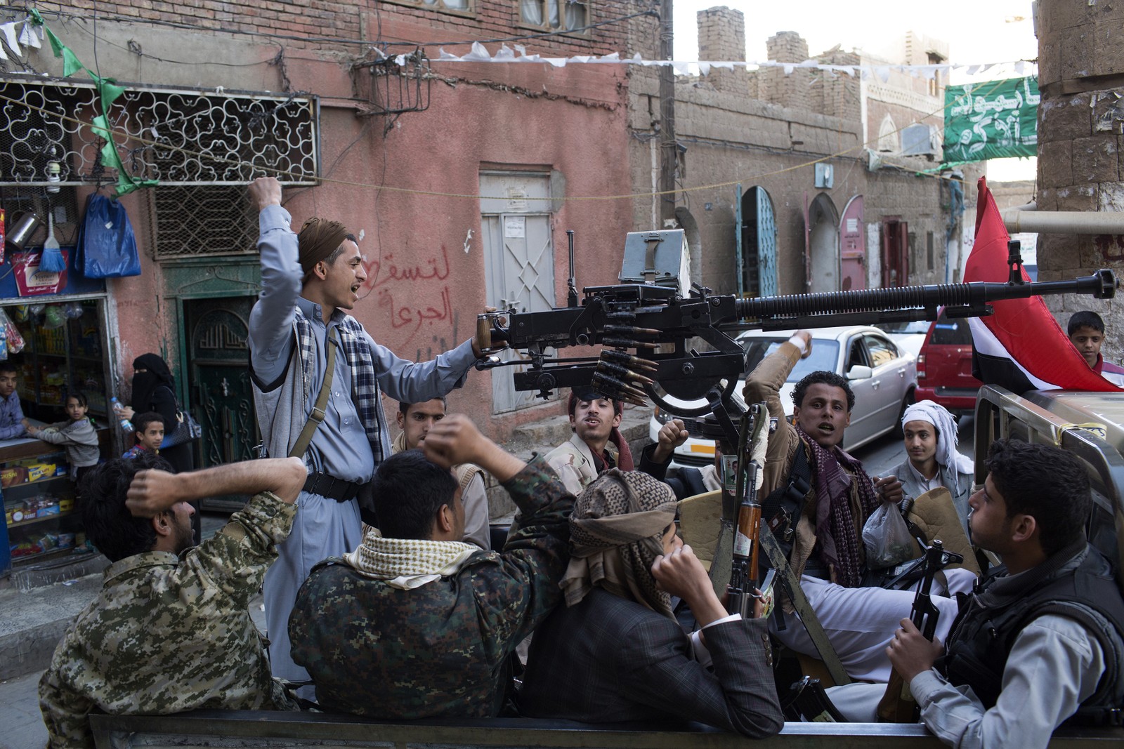 Forças rebeldes houthi em Sanaa, capital do Iêmen — Foto: Tyler Hicks/The New York Times