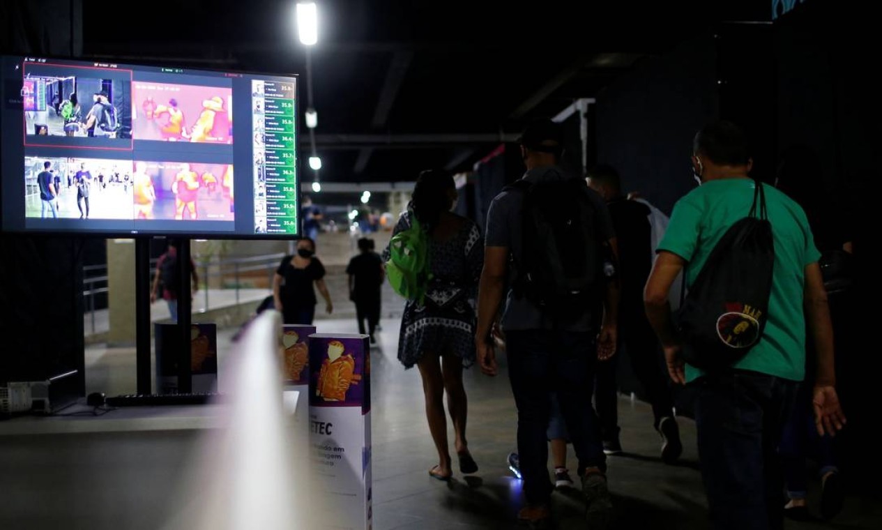 Pessoas são vistas através de uma câmera térmica usada para detectar altas temperaturas do corpo na rodoviária central e na estação central do metrô, em meio ao surto da doença por coronavírus (COVID-19) — Foto: ADRIANO MACHADO / REUTERS