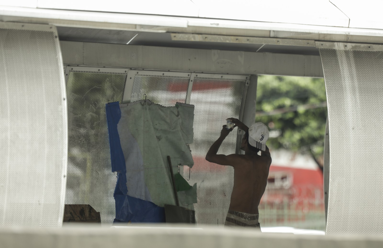 Homem usa drogas no interior de obra do BRT em Bonsucesso