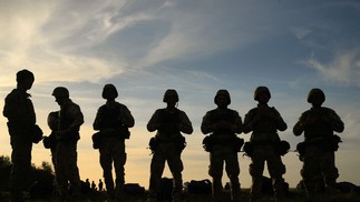 Recrutas ucranianos descansam durante treinamento com as forças armadas do Reino Unido perto de Durrington, sul da Inglaterra — Foto: Daniel LEAL / AFP