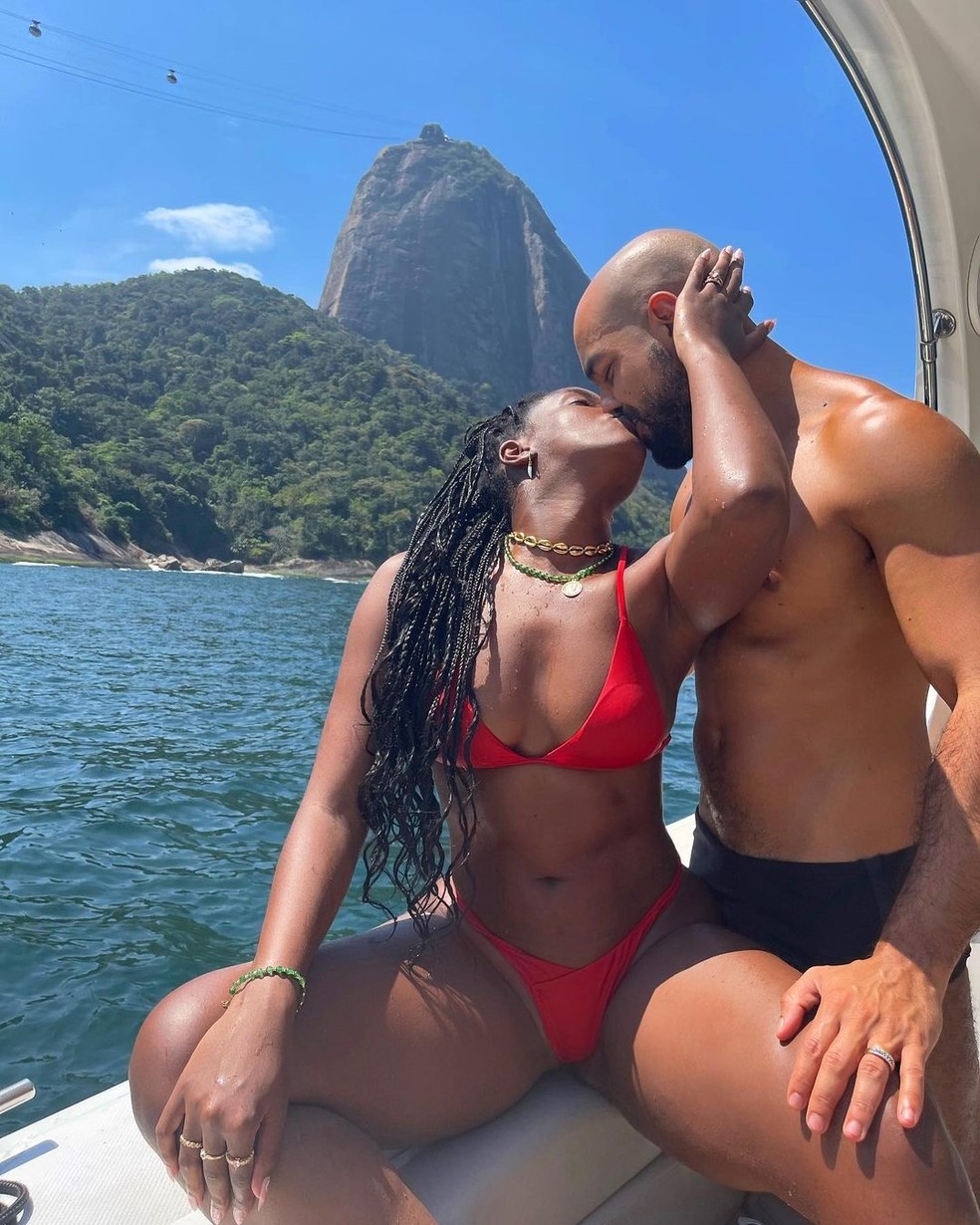 Iza e Sérgio Santos: ex-casal se beija, em barco, em foto de 2021 — Foto: Reprodução/Instagram