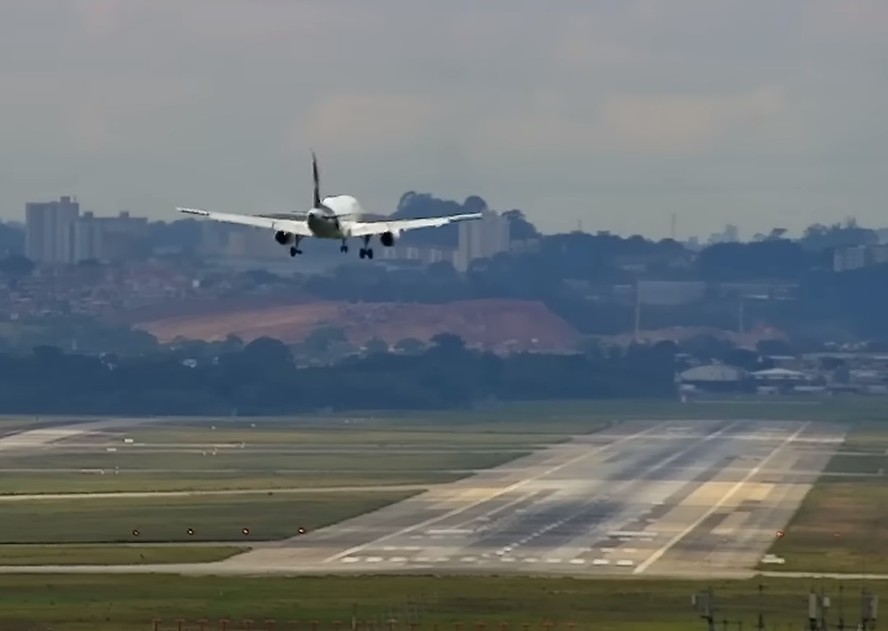 Avião da Latam pousa sem roda em aeroporto de Guarulhos, em SP