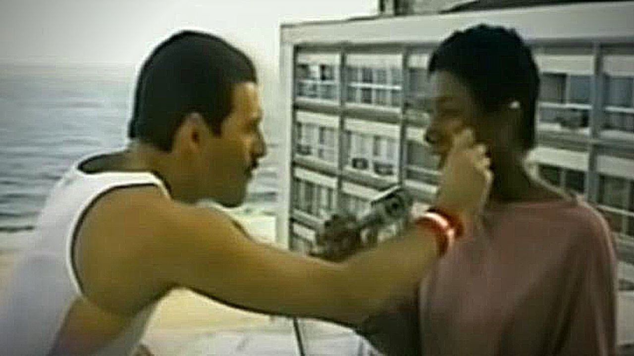 Em sua vinda ao Brasil para o Rock in Rio de 1985, o líder da banda Queen, Freddie Mercury foi entrevistado por Glória Maria — Foto: Reprodução/Youtube