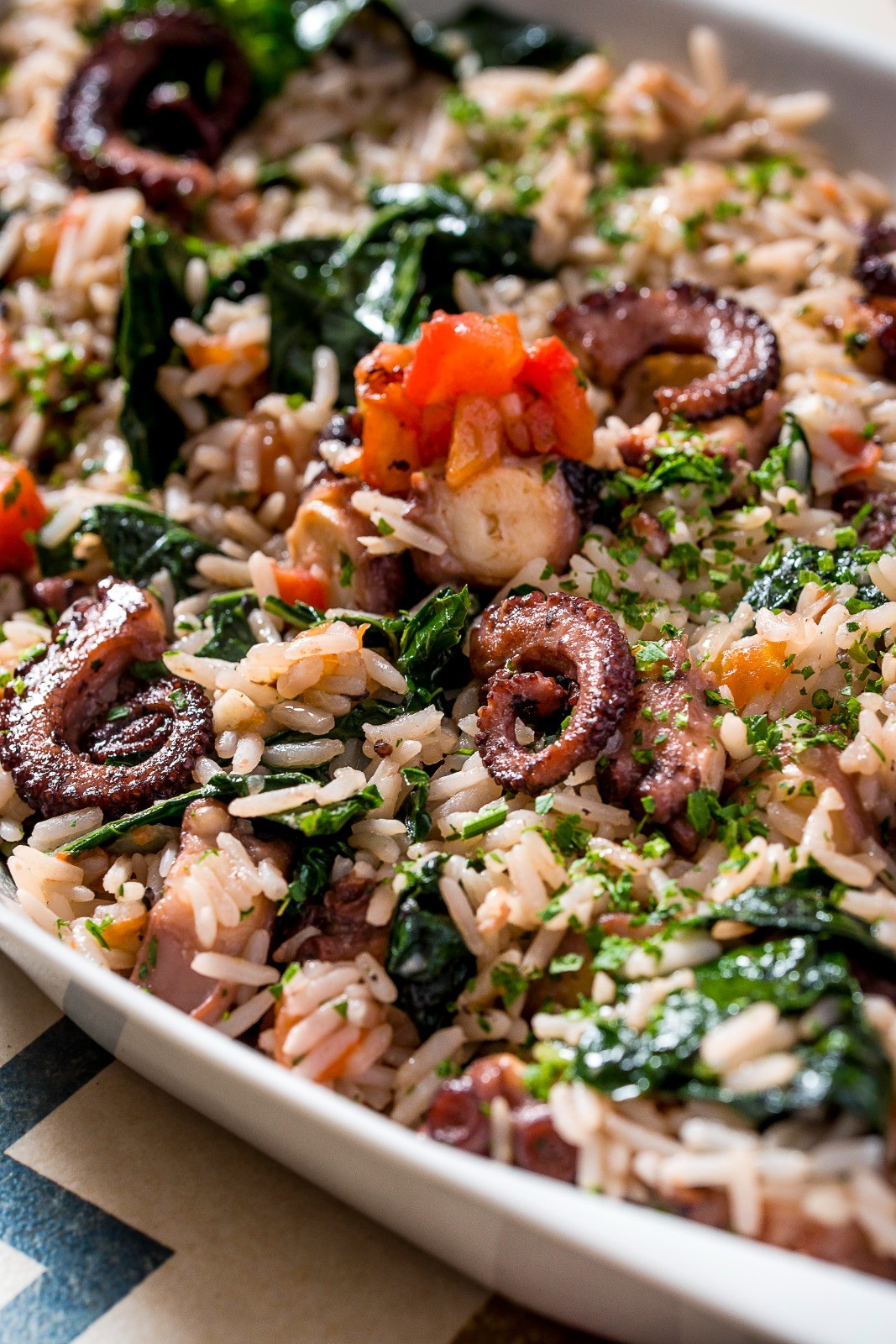 Generoso. O arroz de polvo à portuguesa (R$ 230) do Aurora (2537-2755) é preparado no caldo do cozimento do polvo, refogado no vinho branco e leva tomates e brócolis. O cardápio diz que serve duas pessoas, mas os garçons garantem: serve mais — Foto: Divulgação/Filico