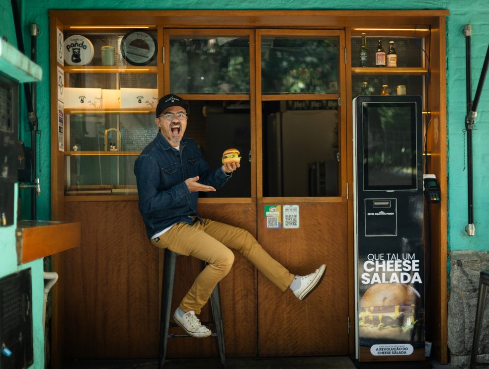 Gilson de Almeida, dono da lanchonete Na Garagem, abriu em 2013 com uma proposta: vencer a concorrência com redes de fast food com menu enxuto e muito sabor — Foto: Maria Isabel Oliveira