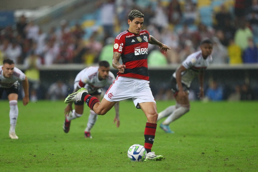 Pedro marcou de pênalti o gol de empate do Flamengo com o São Paulo no Brasileirão