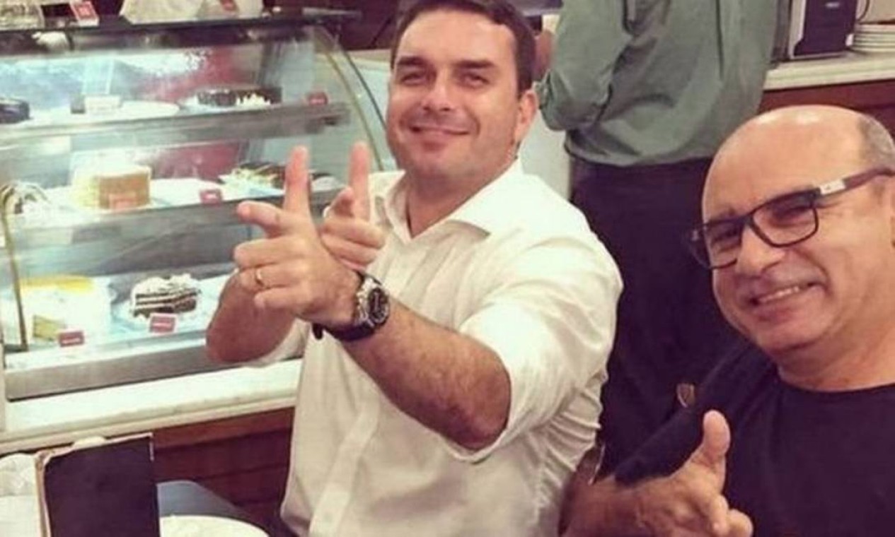 Flávio Bolsonaro ao lado de Fabrício Queiroz (à dir.), ex-motorista e ex-segurança do hoje senador  — Foto: Reprodução / Rede Social