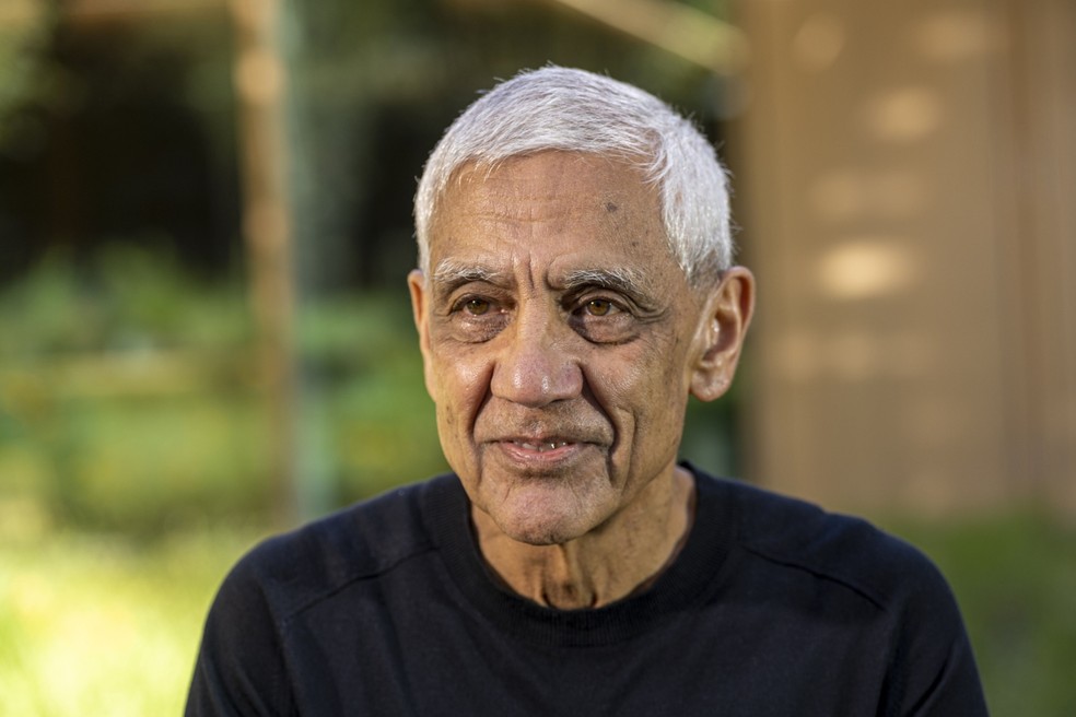 O investidor da OpenAI, Vinod Khosla, disse que a demissão de Sam Altman pelo conselho foi um “comportamento errôneo por parte deles” — Foto: Bloomberg