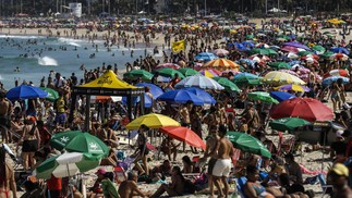 Primeiro final de semana do inverno tem sol forte e lota as areias das praias do Rio — Foto: Gabriel de Paiva /Agência O Globo