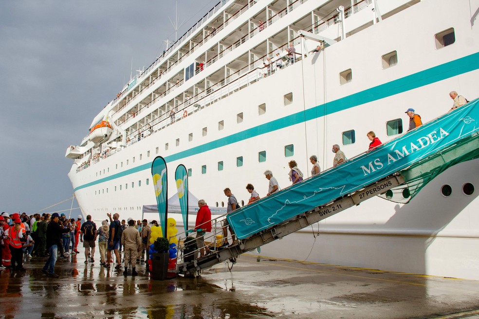 O MS Amadea é operado pela empresa turística alemã Phoenix Reisen e chegou à Isla Margarita, na Venezuela, com pouco mais de 500 passageiros europeus — Foto: Gustavo Granado / AFP