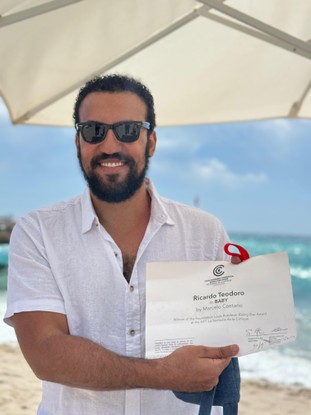 Ricardo Teodoro com o certificado de Ator Revelação, na Semana da Crítica do Festival de Cannes