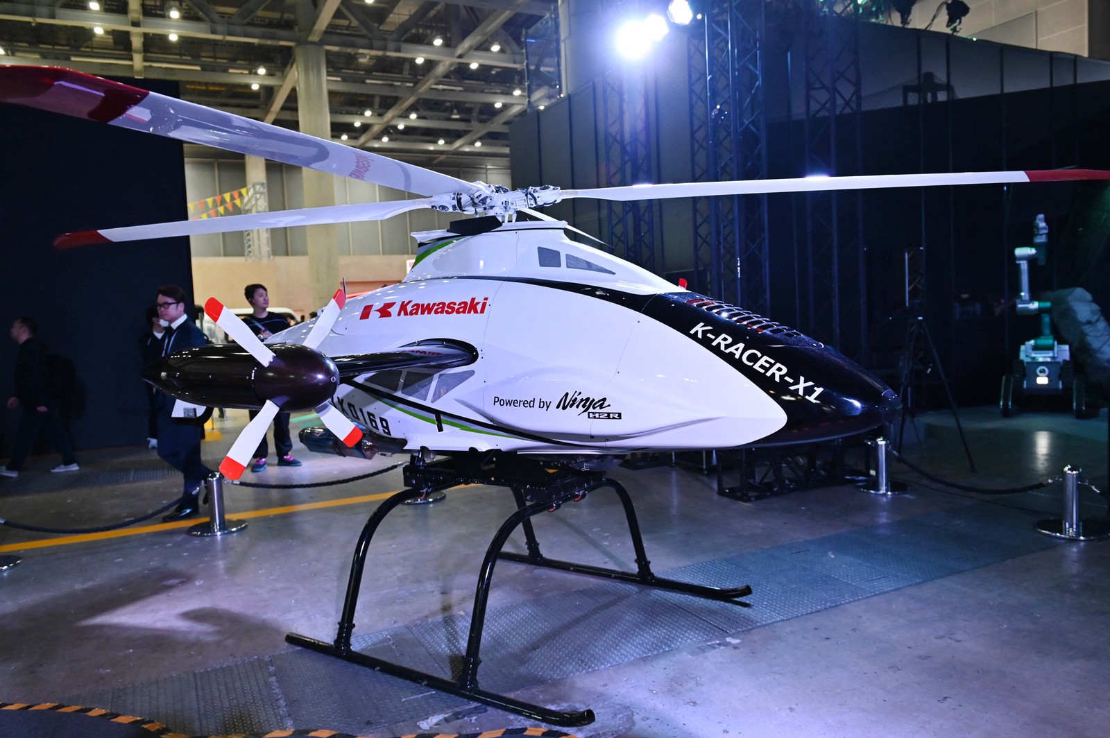 K-RACER-X1, uma aeronave não tripulada de decolagem e pouso vertical (VTOL) de médio porte desenvolvida pela Kawasaki Heavy Industries, em exibição na zona de emergência e mobilidade do Japan Mobility Show em Tóquio — Foto: KAZUHIRO NOGI / AFP