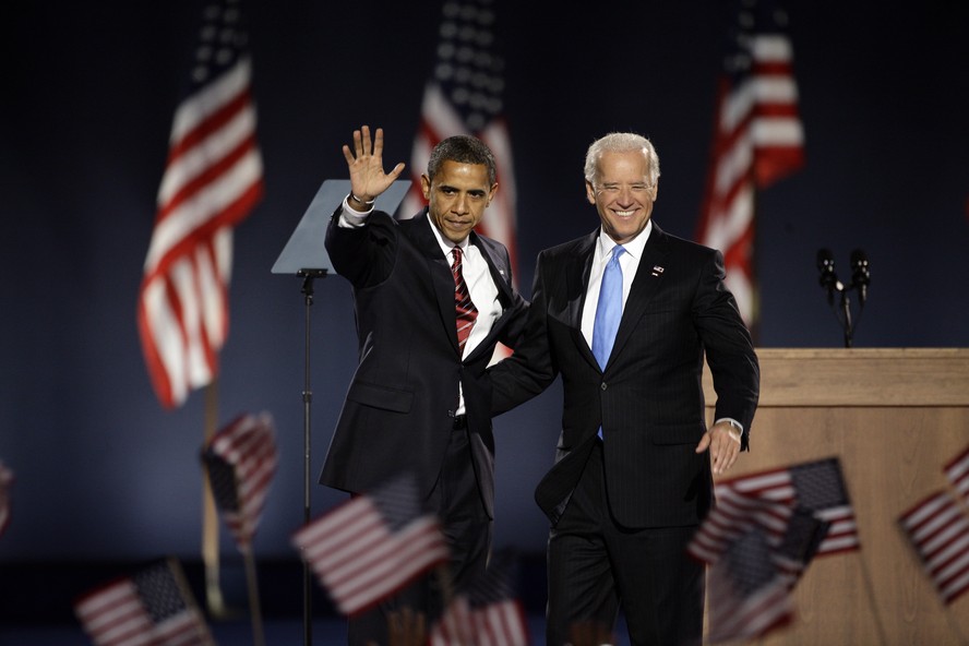 O então presidente Barack Obama e seu companheiro de chapa, Joe Biden, em comício e vitória na noite de eleição em Chicago, em novembro de 2008