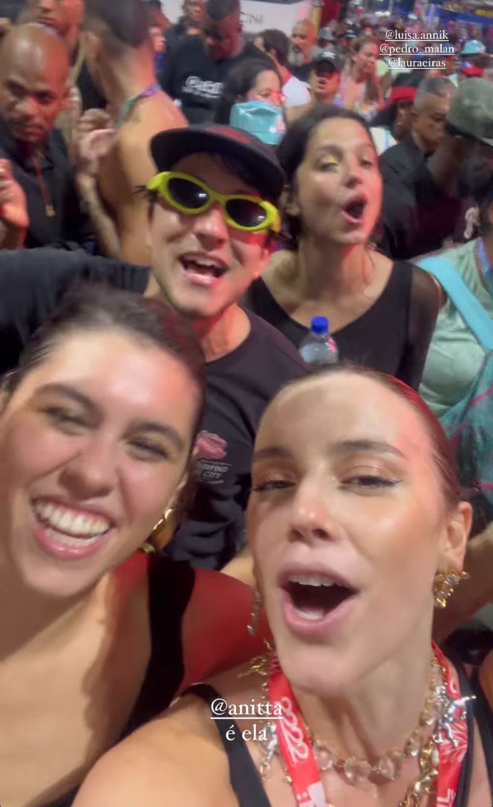 Alice Wegmann curtiu o show de Anitta no Carnaval de Salvador no meio da galera — Foto: Reprodução/Instagram