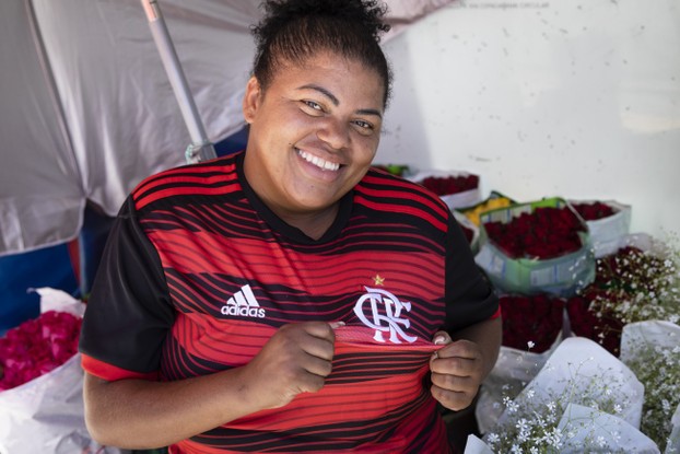 Vendedora ambulante Michele Mendonça considera o Flamengo o melhor time do mundo
