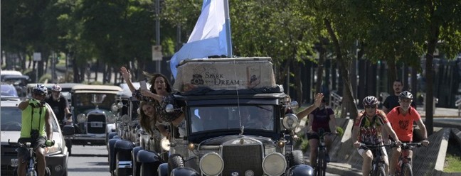 Em seu carro, um Graham-Paige 1928, a família argentina Zapp passa pela Avenida 9 de Julio, em Buenos Aires, no último dia 13 de março, após finalizar uma viagem de 22 anos pelo mundo, que começou em 23 de janeiro de 2000Juan Mabromata/AFP