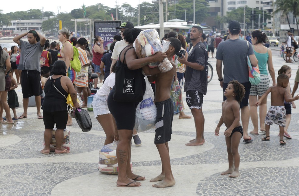 Distribuição de cestas básicas em Copacabana — Foto: Domingos Peixoto