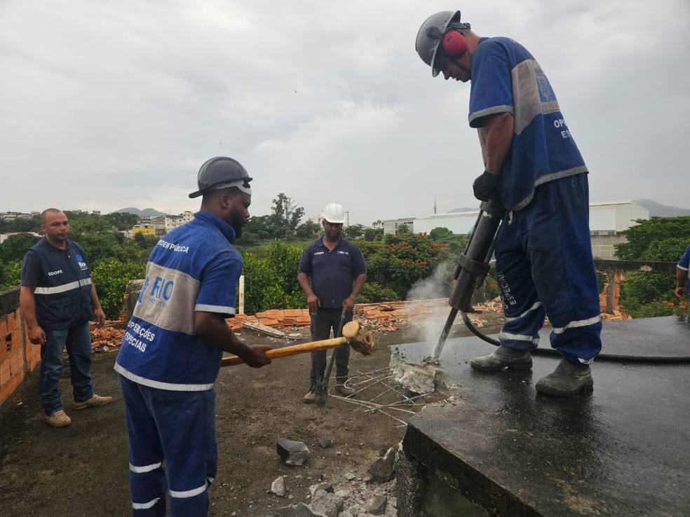 A demolição de um prédio irregular em Curicica está sendo feita com auxílio de marretas e marteletes — Foto: Divulgação/Seop