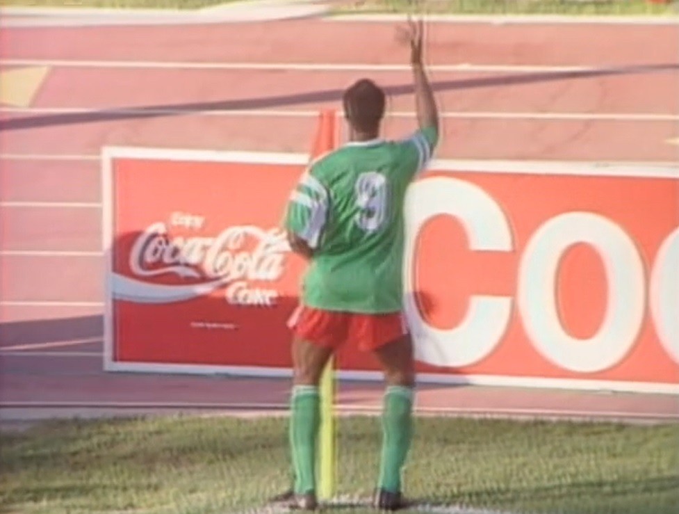 A famosa dancinha de Roger Milla, de Camarões, embalou a campanha surpreendente até as quartas de final — Foto: Reprodução/Internet