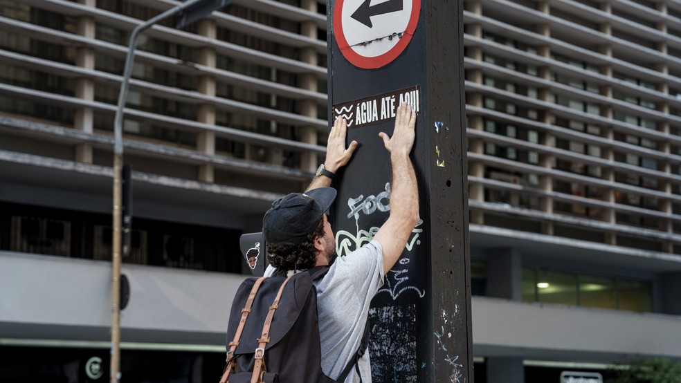 Adesivos "Água Até Aqui", colados a 3 metros de altura, mostrando o nível da água do Rio Guaíba em locais de SP — Foto: Daniel Pinheiro / Água Até Aqui