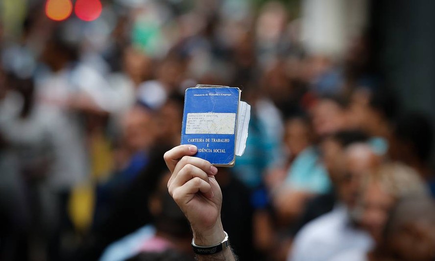 Carteira de trabalho. Reajuste do mínimo virou imbróglio no governo