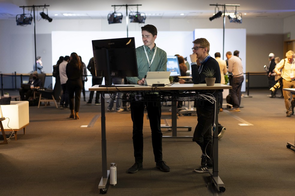 Jornalistas fazem 'test-drive' do Bing turbinado com inteligência artificial na sede da Microsoft, em Redmond — Foto: Ruth Fremson/The New York Times