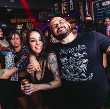 Jovens Idosos: Geração Z e quarentões dançam ao som do DJ Dodô, na Vizinha 123 — Foto: Divulgação