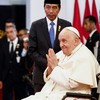 Papa Francisco e o presidente da Indonésia, Joko Widodo, participam de uma reunião com autoridades indonésias, sociedade civil e corpo diplomático no Palácio Presidencial em Jacarta - WILLY KURNIAWAN / POOL / AFP