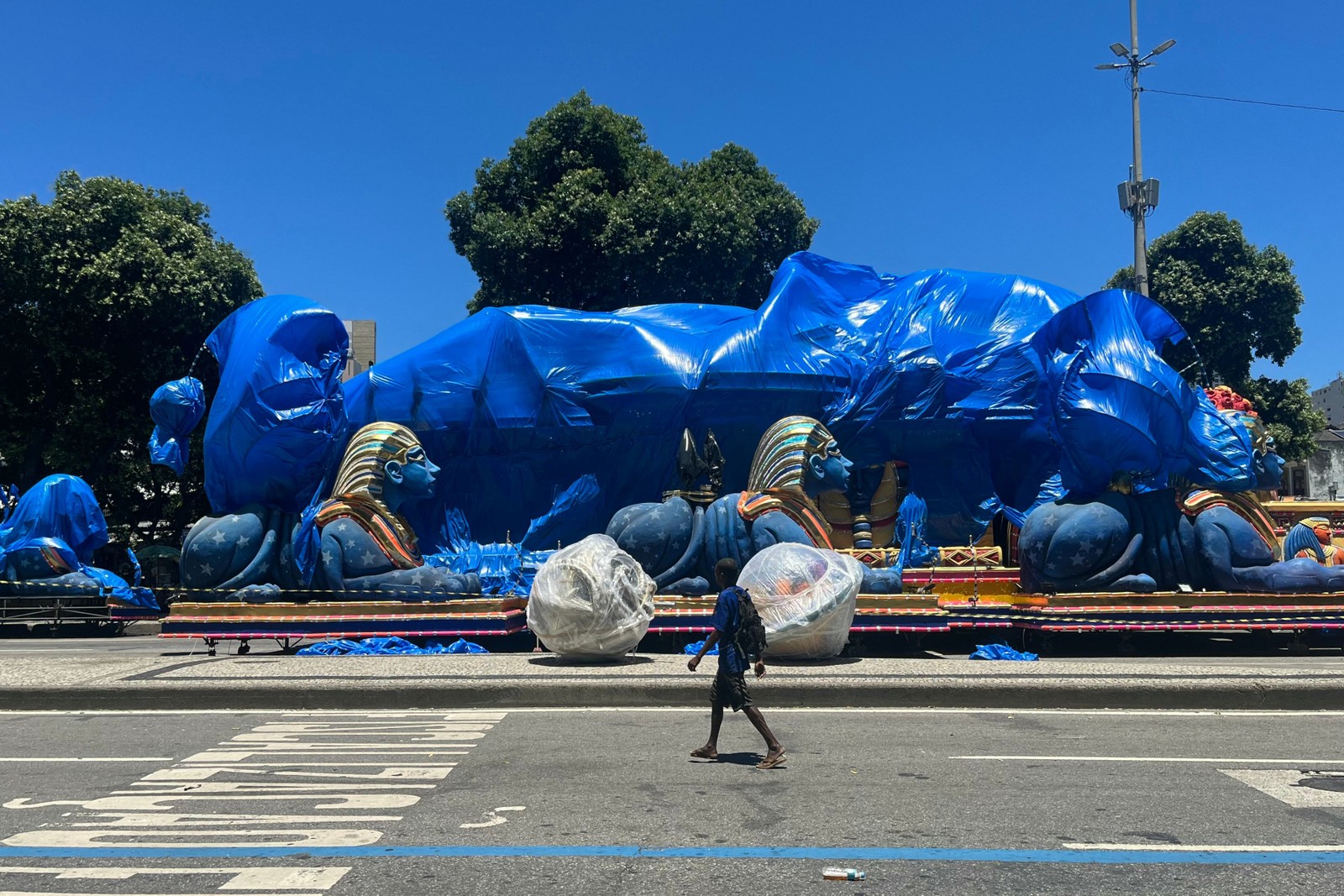 Carros alegóricos de carnaval prontos para serem levados ao Sambódromo horas antes do início dos desfiles na noite deste domingo, 11 de fevereiro — Foto: Pablo PORCIUNCULA / AFP