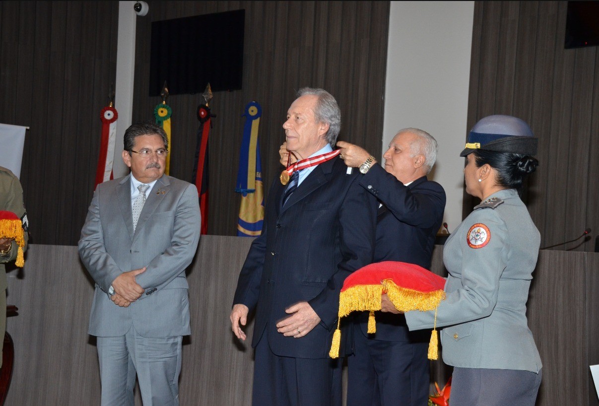 Lewandowski foi homenageado no Tribunal de Justiça da Paraíba, em 2015, depois de instalar o programa de Audiência de Custódia no Fórum Criminal de João Pessoa — Foto: Reprodução