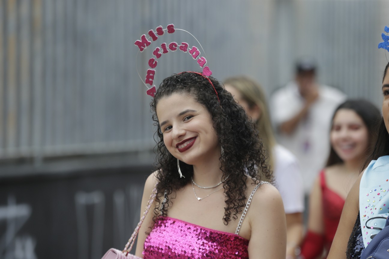 Fã da cantora Taylor Swift antes da abertura dos portões para show deste domingo no Rio — Foto: Domingos Peixoto / Agência O Globo